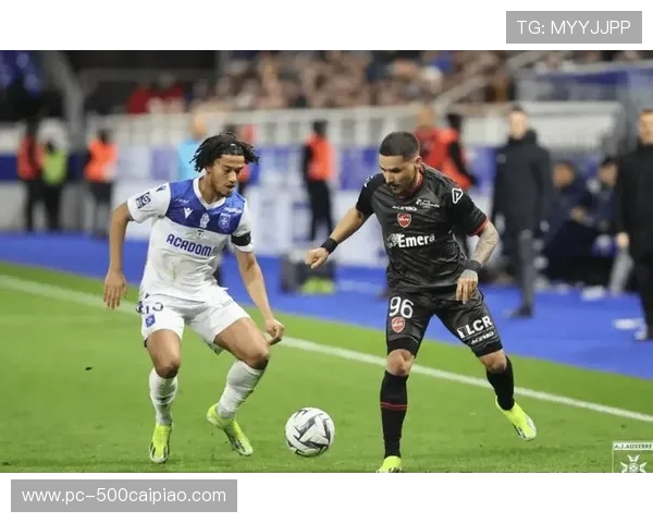 欧塞尔vs巴黎FC半场0-0,主队防守顽强客队控球占优 欧塞尔vs巴黎FC半场0-0,主队防守顽强客队控球占优